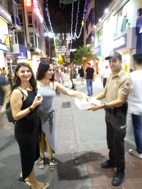Polis Lokum İkram Edip Bayramlarını Kutladı