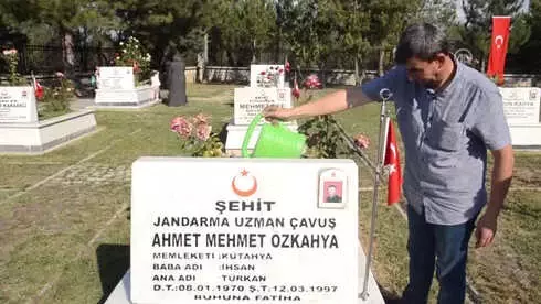 Şehitliklerde Hüzünlü Bayram Arifesi Şehitliklerde Hüzünlü Bayram Arifesi