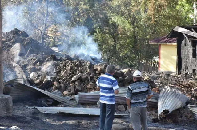 Tosya'da Mağdur Vatandaşlara Afad ve Kızılay Ekipleri Yardımda Bulundu Tosya'da Mağdur Vatandaşlara Afad ve Kızılay Ekipleri Yardımda Bulundu