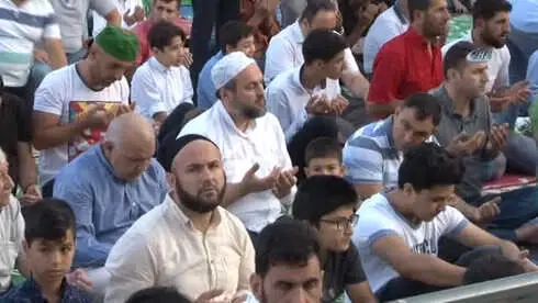 Binlerce Vatandaş Bayram Namazı İçin Eyüp Sultan'da Buluştu Binlerce Vatandaş Bayram Namazı İçin Eyüp Sultan'da Buluştu
