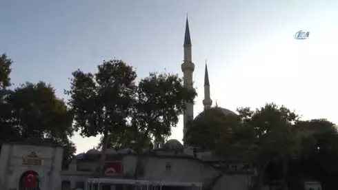Binlerce Vatandaş Bayram Namazı İçin Eyüp Sultan'da Buluştu Binlerce Vatandaş Bayram Namazı İçin Eyüp Sultan'da Buluştu