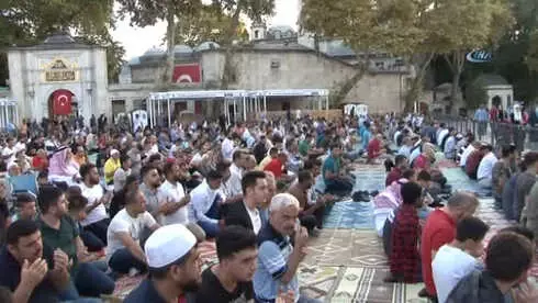 Binlerce Vatandaş Bayram Namazı İçin Eyüp Sultan'da Buluştu Binlerce Vatandaş Bayram Namazı İçin Eyüp Sultan'da Buluştu