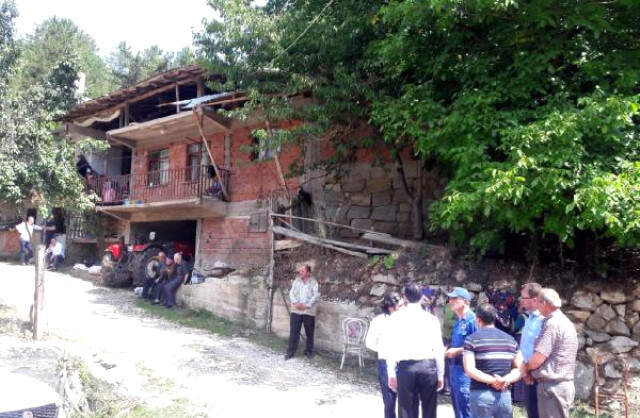 Bolu'da, Cani Dede Kurban Kesimi Sırasında Tartıştığı Torununu Öldürüp, İntihar Etti