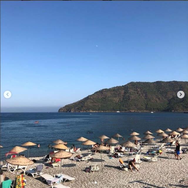 Emre Kınay, Tatil Beldesindeki Toplanmamış Çöpleri Görünce Çileden Çıktı