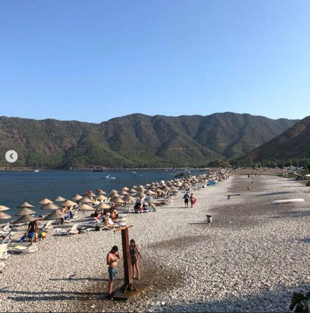 Emre Kınay, Tatil Beldesindeki Toplanmamış Çöpleri Görünce Çileden Çıktı