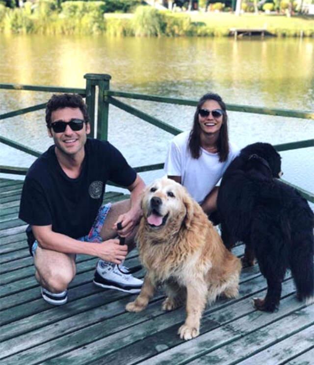 Seçkin Özdemir Sevgilisi Demet Özdemir'e 300 Adet Gül Yolladı