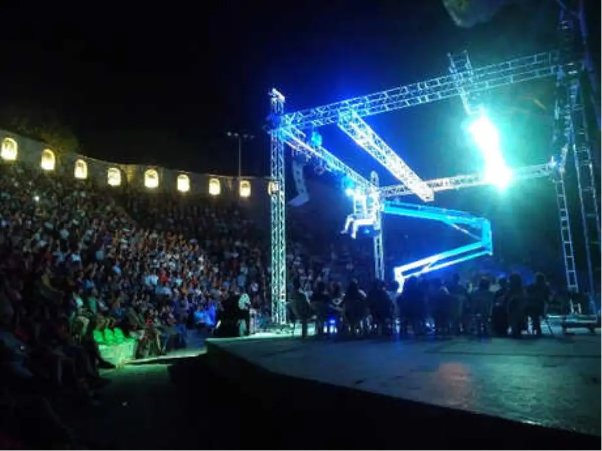 Erdal Beşikçioğlu, Tiyatro Oyununu Vincin Üzerinde Sahneledi