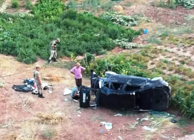 Otomobil Şarampole Devrildi: 4 Yaralı Otomobil Şarampole Devrildi: 4 Yaralı