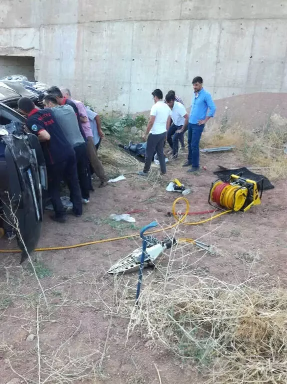Otomobil Şarampole Devrildi: 4 Yaralı Otomobil Şarampole Devrildi: 4 Yaralı