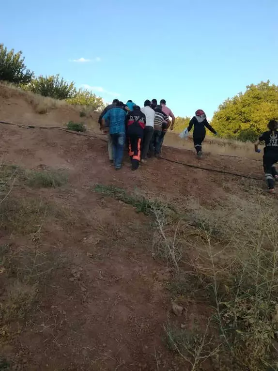 Otomobil Şarampole Devrildi: 4 Yaralı Otomobil Şarampole Devrildi: 4 Yaralı