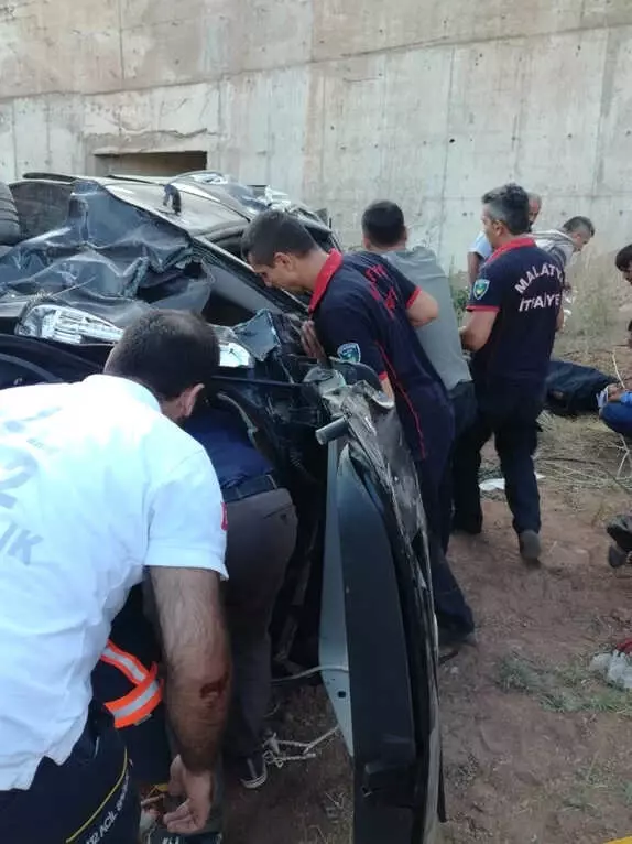 Otomobil Şarampole Devrildi: 4 Yaralı Otomobil Şarampole Devrildi: 4 Yaralı