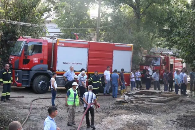 Samanlıkta Çıkan Yangın 1 Ev 4 Samanlığı Kullanılamaz Hale Getirdi