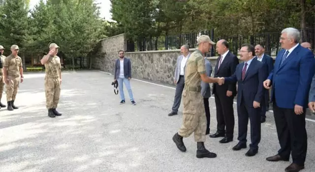 Tarihi Yakutiye Medresesi'nde Bayramlaşma Töreni Düzenlendi Tarihi Yakutiye Medresesi'nde Bayramlaşma Töreni Düzenlendi