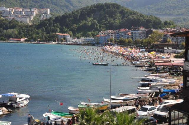 Bartın'da Nüfus 6 Binden 60 Bine Çıktı! Şemsiye Açacak Yer Kalmadı