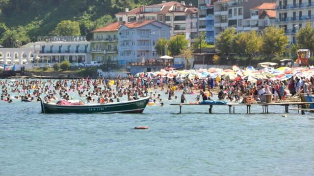 Bartın'da Nüfus 6 Binden 60 Bine Çıktı! Şemsiye Açacak Yer Kalmadı
