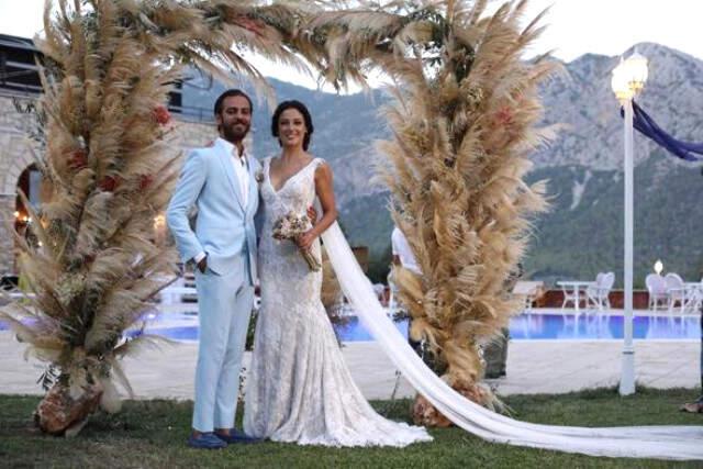 Erkan Kolçak Köstengil'le Evlenen Cansu Tosun Bikinili Poz Vererek Bayramı Kutladı