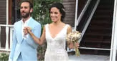 Erkan Kolçak Köstendil'le Evlenen Cansu Tosun Bikinili Poz Vererek Bayramı Kutladı Erkan Kolçak Köstendil'le Evlenen Cansu Tosun Bikinili Poz Vererek Bayramı Kutladı