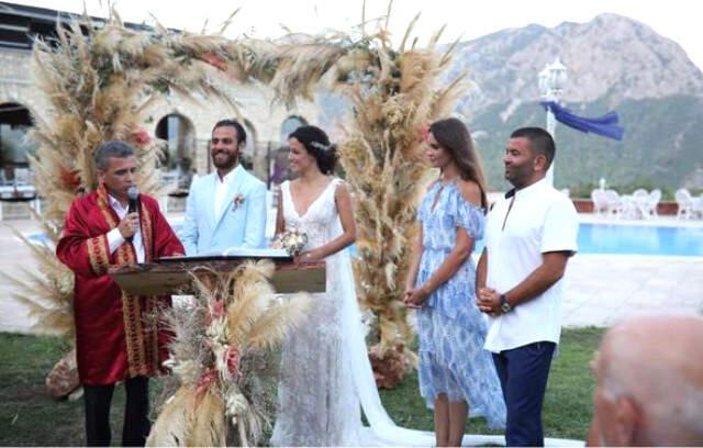 Erkan Kolçak Köstengil'le Evlenen Cansu Tosun Bikinili Poz Vererek Bayramı Kutladı