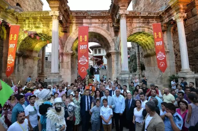Ay Yıldızlı Drogheda Kaleiçi Festivali'nde Ay Yıldızlı Drogheda Kaleiçi Festivali'nde