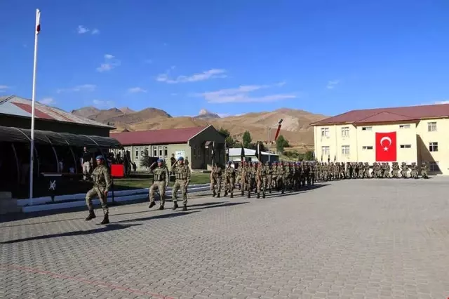 Dağ ve Komando Tugay Komutanlığı'nda Sancak Devir Teslim Töreni Dağ ve Komando Tugay Komutanlığı'nda Sancak Devir Teslim Töreni