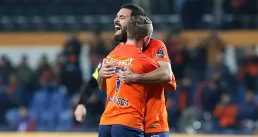 Fenerbahçe, Başakşehir'in Yıldızı Edin Visca İçin Harekete Geçti Fenerbahçe, Başakşehir'in Yıldızı Edin Visca İçin Harekete Geçti