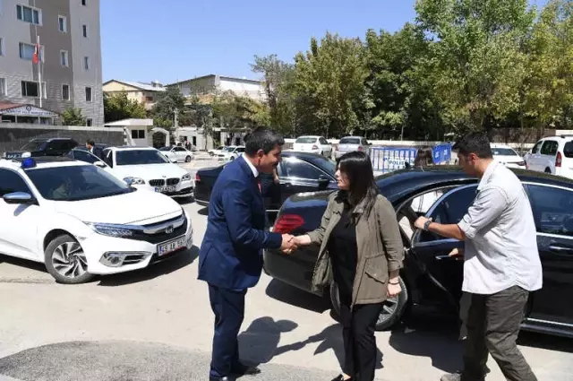 Sarıeroğlu'ndan Muş Belediyesine Ziyaret Sarıeroğlu'ndan Muş Belediyesine Ziyaret