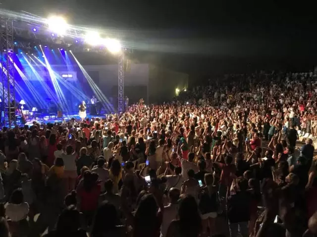 Sertab Erener Kuşadası'nda Hayranlarıyla Buluştu