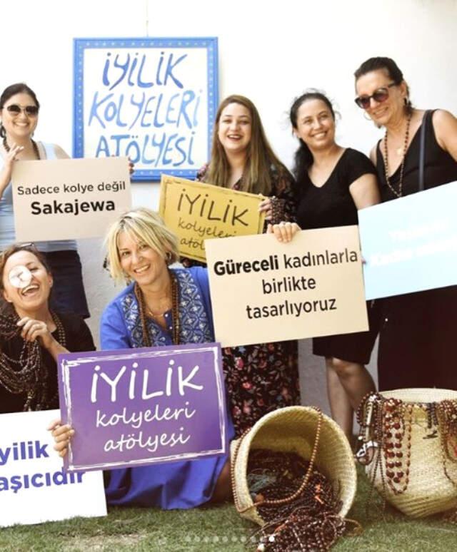 Ayşe Arman, Çok Sevdiği Atölyesine Derin Yırtmaçlı Elbiseyle Poz Vererek Veda Etti