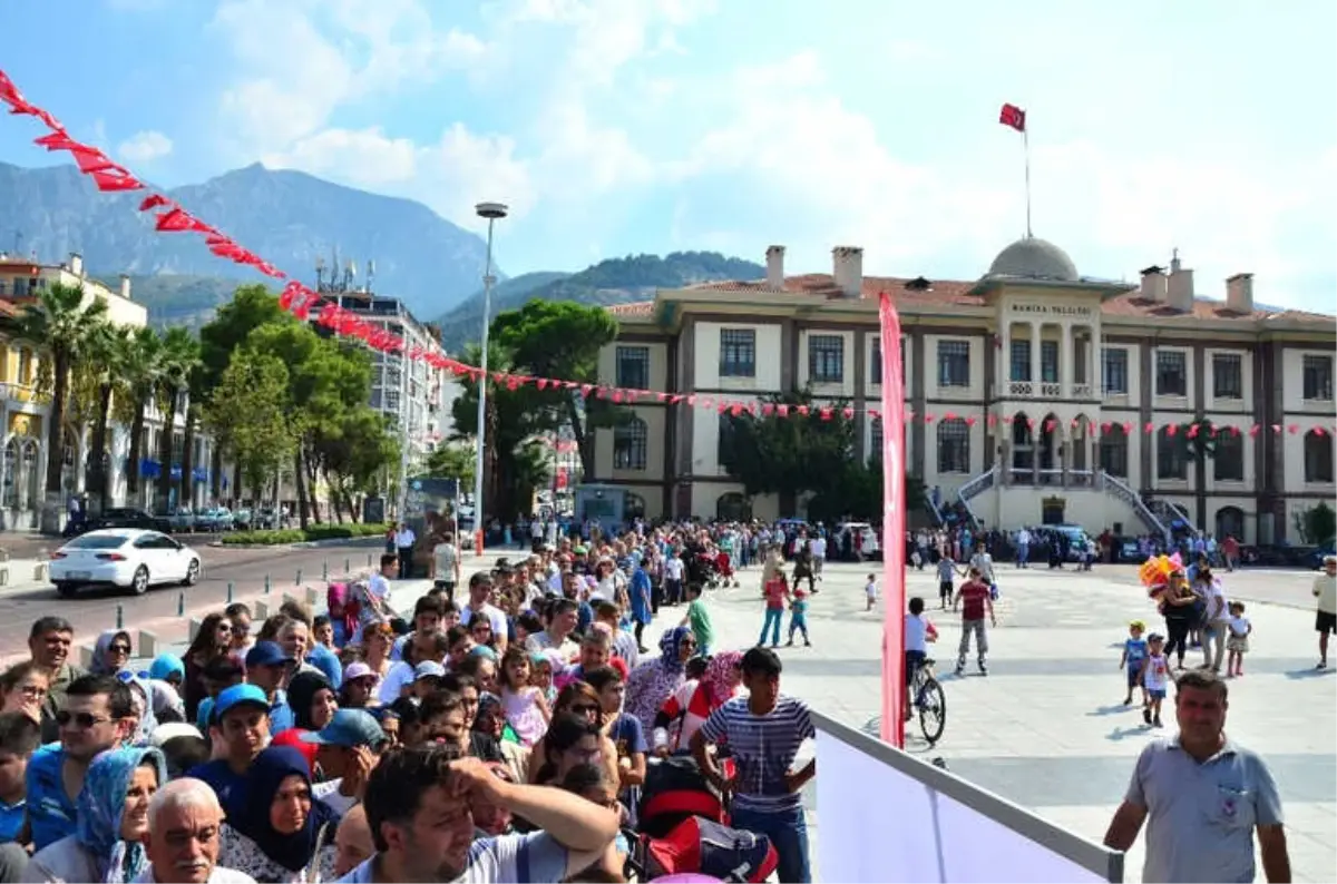 Manisa'da Bedava Dondurma Kuyruğu Metrelerce Uzadı