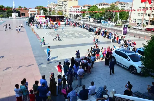 Manisa'da Bedava Dondurma Kuyruğu Metrelerce Uzadı