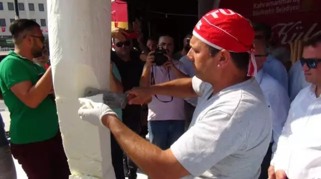 Manisa'da Bedava Dondurma Kuyruğu Metrelerce Uzadı