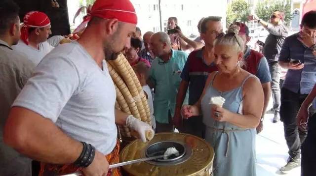 Manisa'da Bedava Dondurma Kuyruğu Metrelerce Uzadı