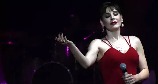 Funda Arar Konserdeyken, Annesinin ve Oğlunun Olduğu Villada Yangın Çıktı Funda Arar Konserdeyken, Annesinin ve Oğlunun Olduğu Villada Yangın Çıktı