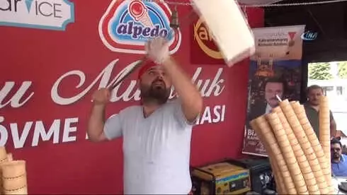 Manisa'da Kahramanmaraş Dondurma Festivali'nde Bedava Dondurma Kuyruğu Metrelerce Uzadı