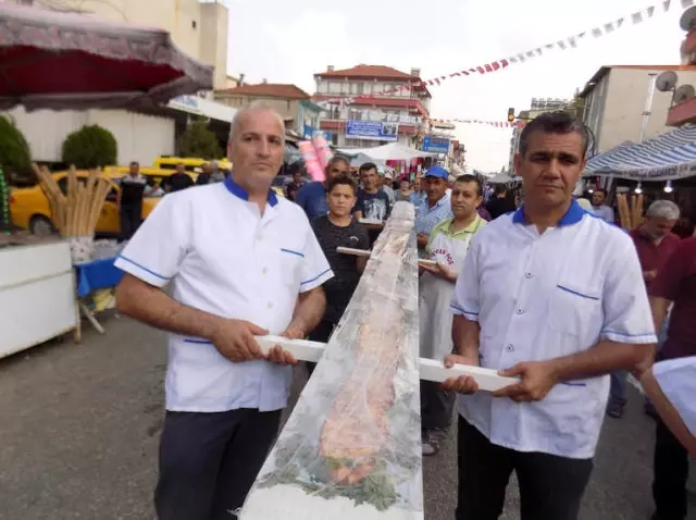 Rekorun Ustaları 8,40 Santimlik Pide Yaptı Rekorun Ustaları 8,40 Santimlik Pide Yaptı