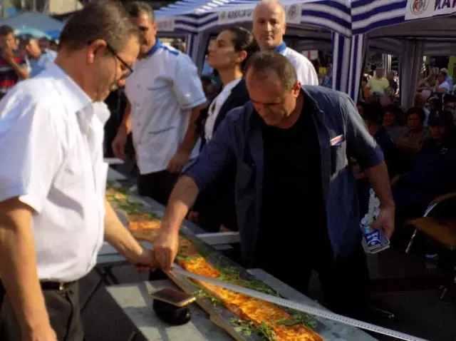 Rekorun Ustaları 8,40 Santimlik Pide Yaptı Rekorun Ustaları 8,40 Santimlik Pide Yaptı