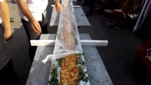 Aydın'da Yapılan 8 Buçuk Metrelik Pide, Türkiye'nin En Uzun Pidesi Oldu Aydın'da Yapılan 8 Buçuk Metrelik Pide, Türkiye'nin En Uzun Pidesi Oldu