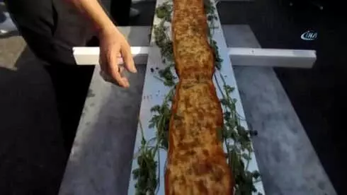 Aydın'da Yapılan 8 Buçuk Metrelik Pide, Türkiye'nin En Uzun Pidesi Oldu Aydın'da Yapılan 8 Buçuk Metrelik Pide, Türkiye'nin En Uzun Pidesi Oldu