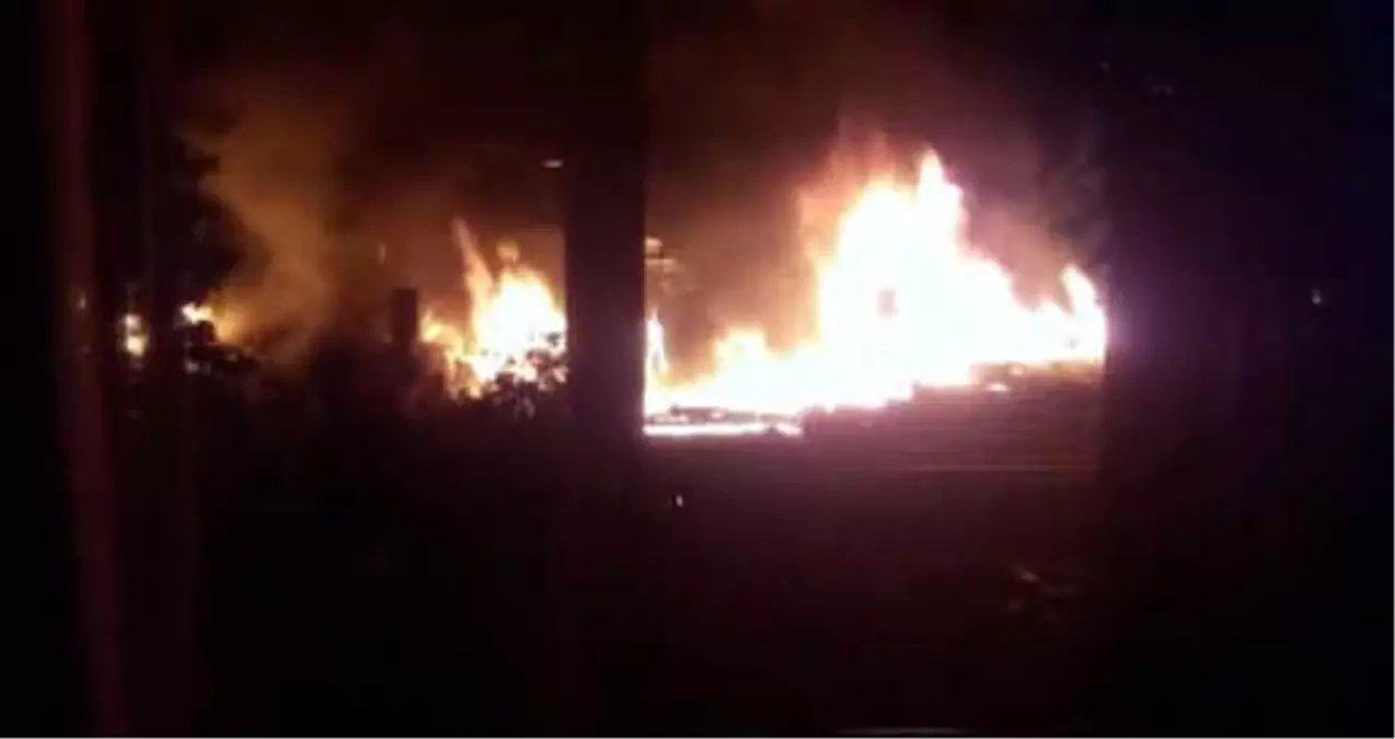 Kamyon Şoförü Alevleri Gördü Kornaya Basarak 5 Kişilik Aileyi Kurtardı