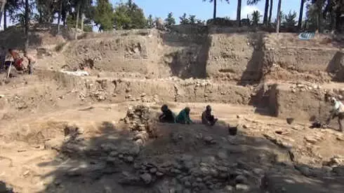 Yumuktepe'de 8 Bin 600 Yıllık Ok Ucu Bulundu Yumuktepe'de 8 Bin 600 Yıllık Ok Ucu Bulundu