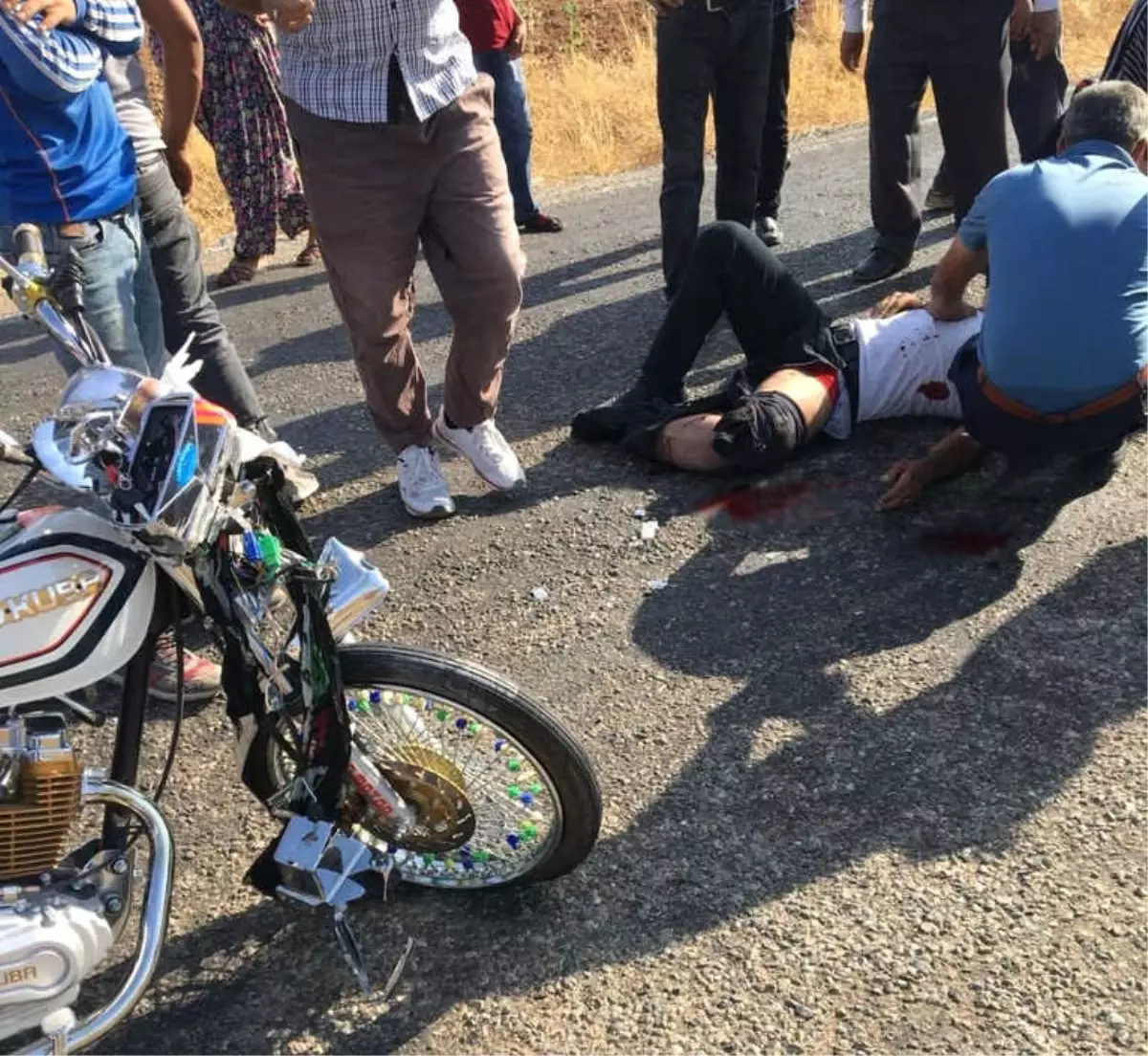 Gercüş'te Kamyonet ile Motosiklet Çarpıştı: 2 Yaralı