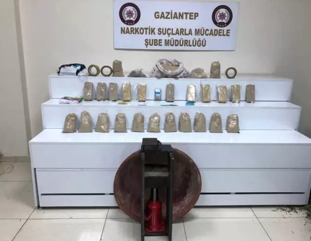 İmalathaneye Çevrilen Evde 17 Kilo Eroin Ele Geçirildi İmalathaneye Çevrilen Evde 17 Kilo Eroin Ele Geçirildi