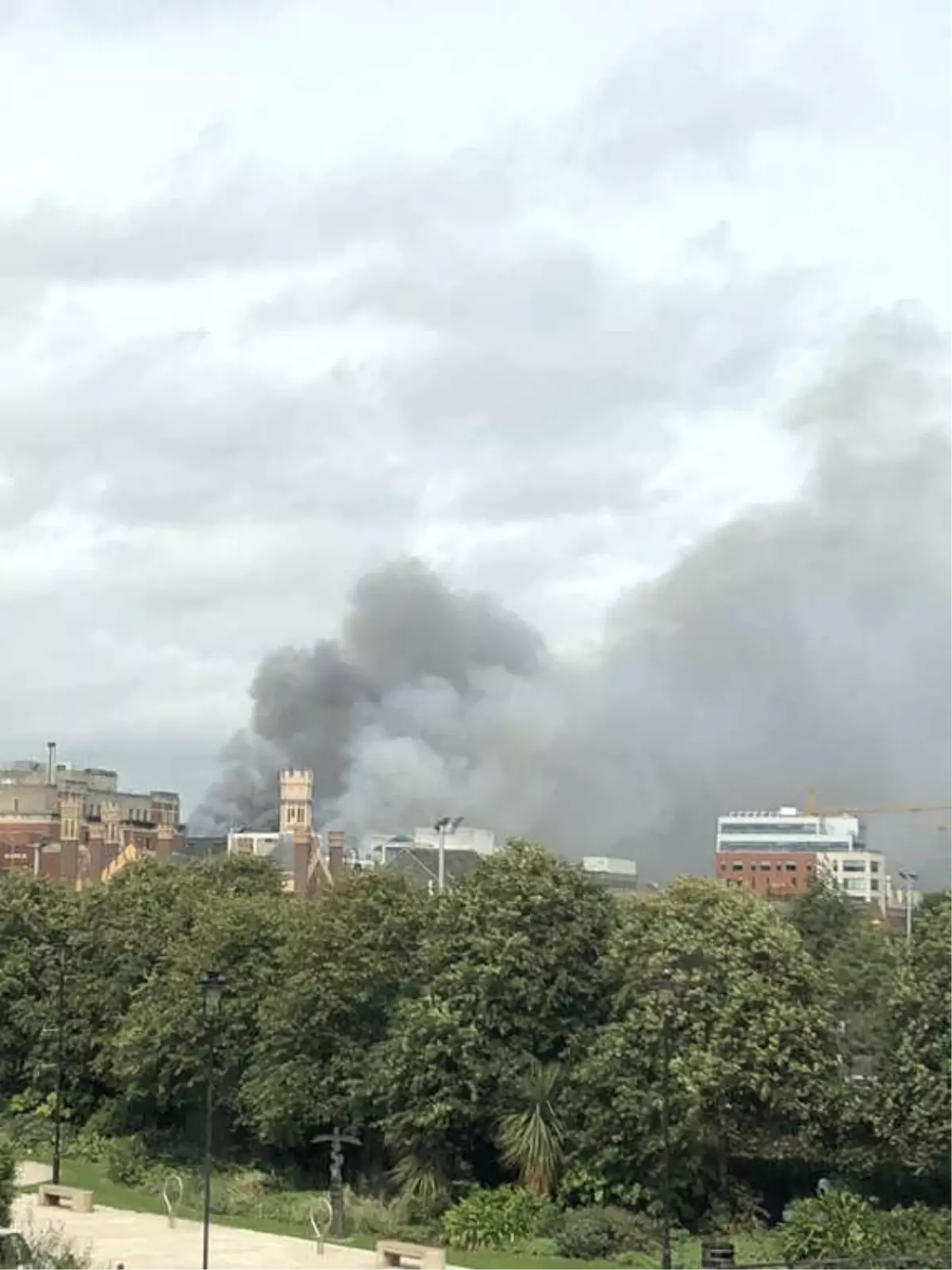 İrlanda'nın Simgesi Bina Yandı