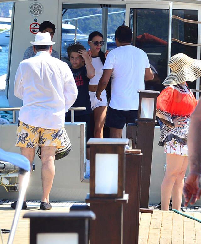 Ivana Sert, Oğlu Ateşin Yanında Sevgilisinin Dudağından Öptü