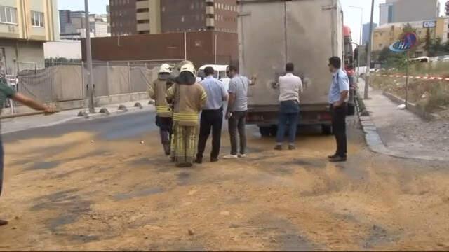 Küçükçekmece'de Kimyasal Madde Dökülen Yol Trafiğe Kapatıldı