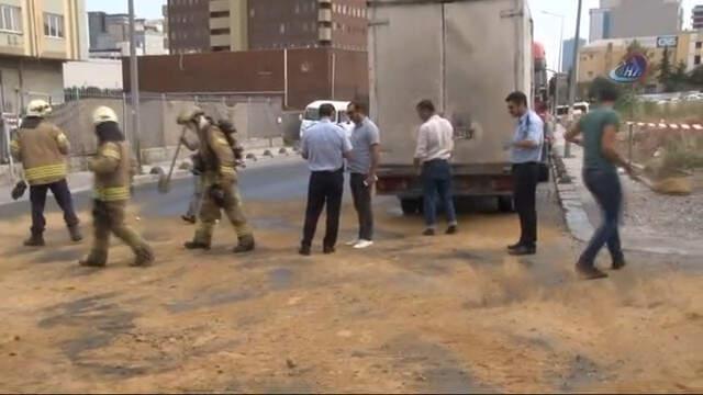 Küçükçekmece'de Kimyasal Madde Dökülen Yol Trafiğe Kapatıldı