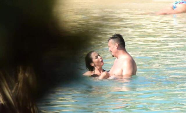 Şenol İpek, Sevgilisiyle Gittiği Plajda Eski Eşiyle Pişti Oluyordu