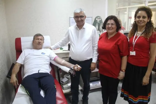 Tanju Çolak'tan Kızılay'a Kan Bağışı