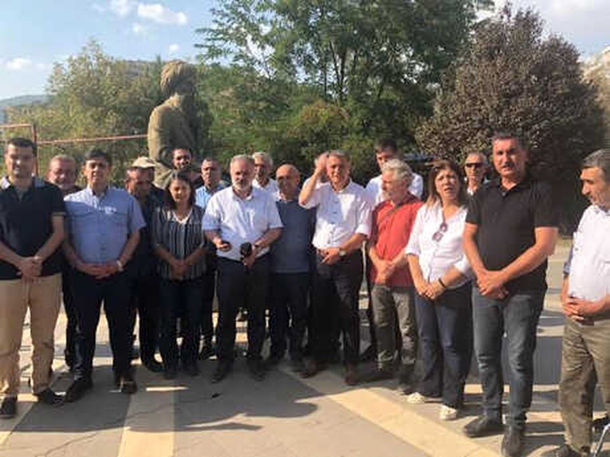 Tunceli'de Geçişlerine İzin Verilmeyen Hdp'liler Oturma Eylemi Yaptı (2)