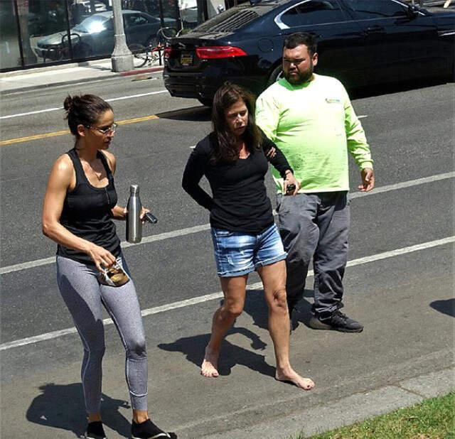 Ünlü Oyuncu Maura Tierney'e Bisiklet Kullanırken Araba Çarptı